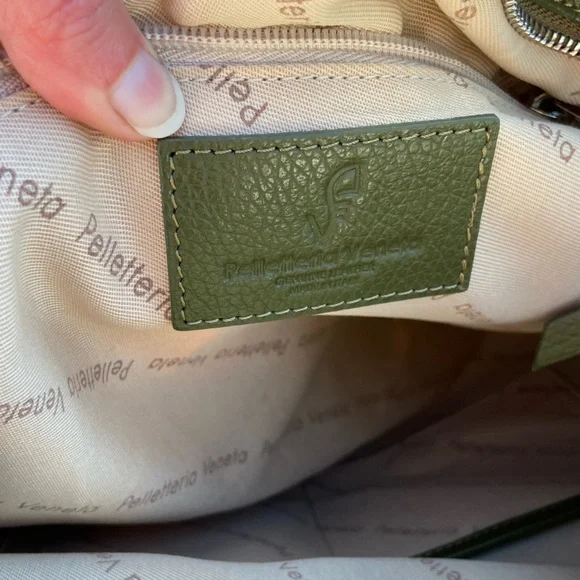 Pelletteria Veneta leather olive 2-way crossbody/shoulder bag w silver hardware - Picture 2 of 6